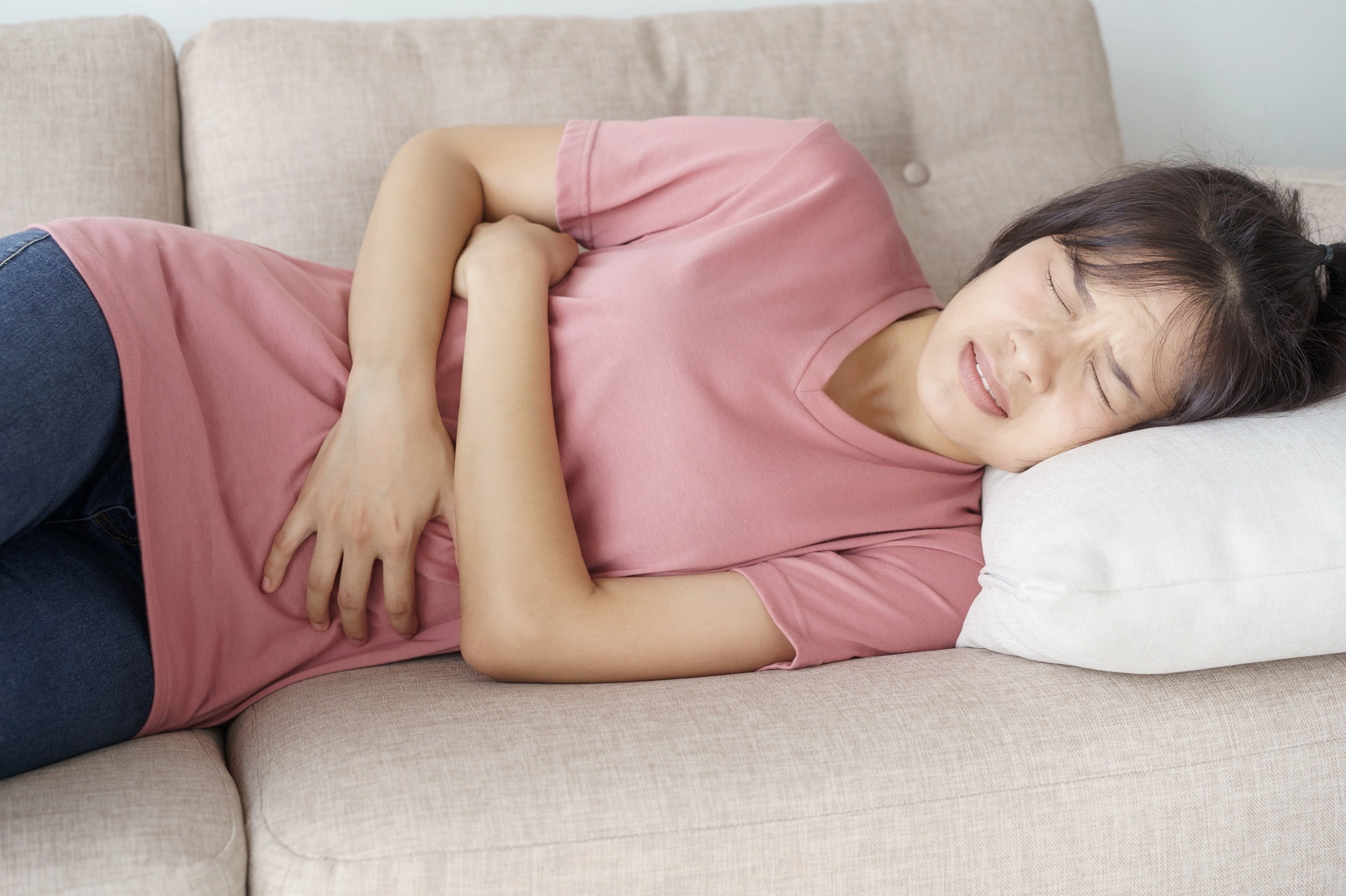 woman experiencing stomach pain