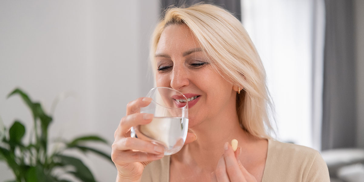 The G 037 pill, a white and oval tablet, has "G 037" on both sides